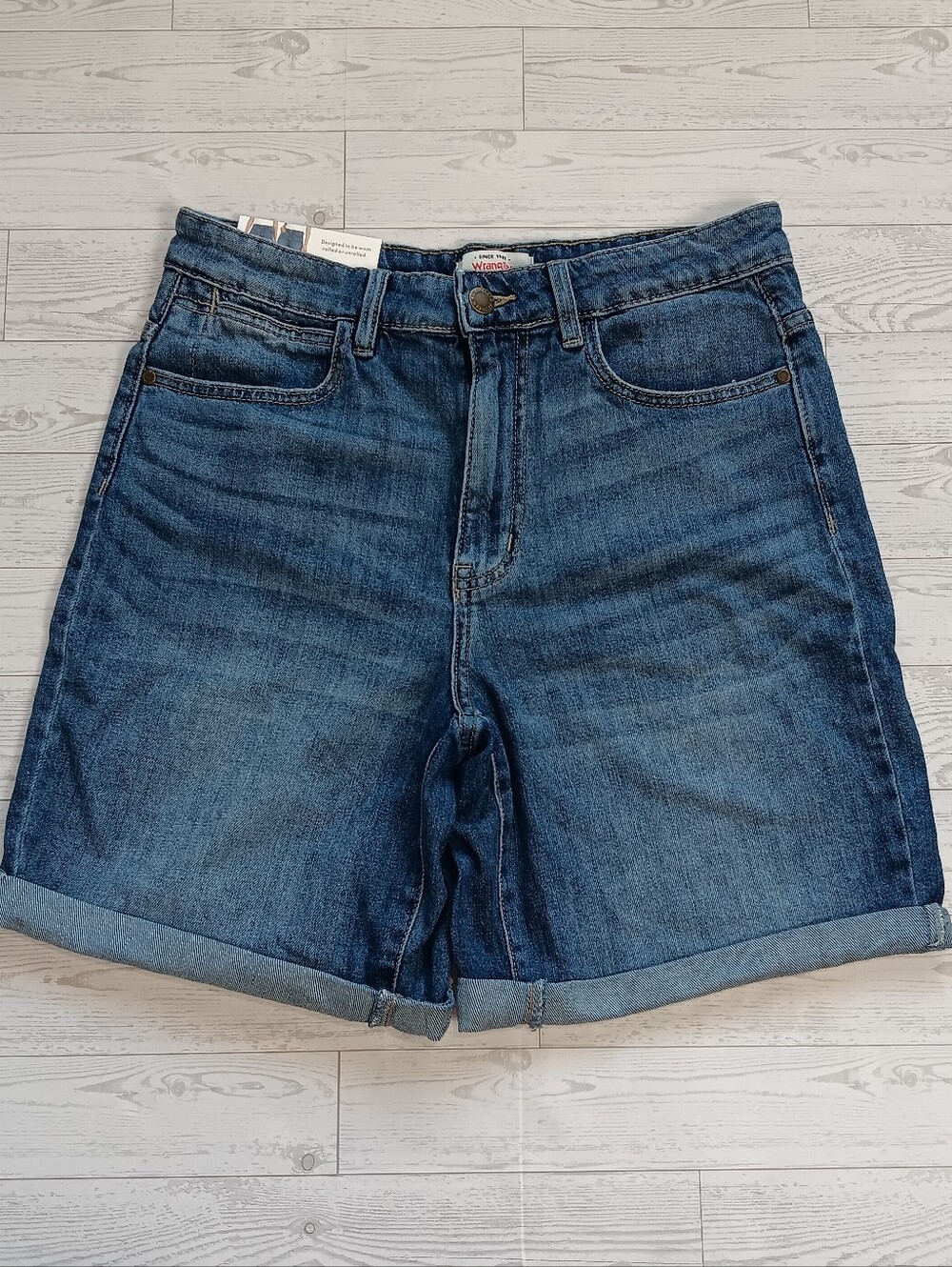 NWT Wrangler Women's High Rise Denim Shorts Roll Up  Dark Wash 12(runs Small)